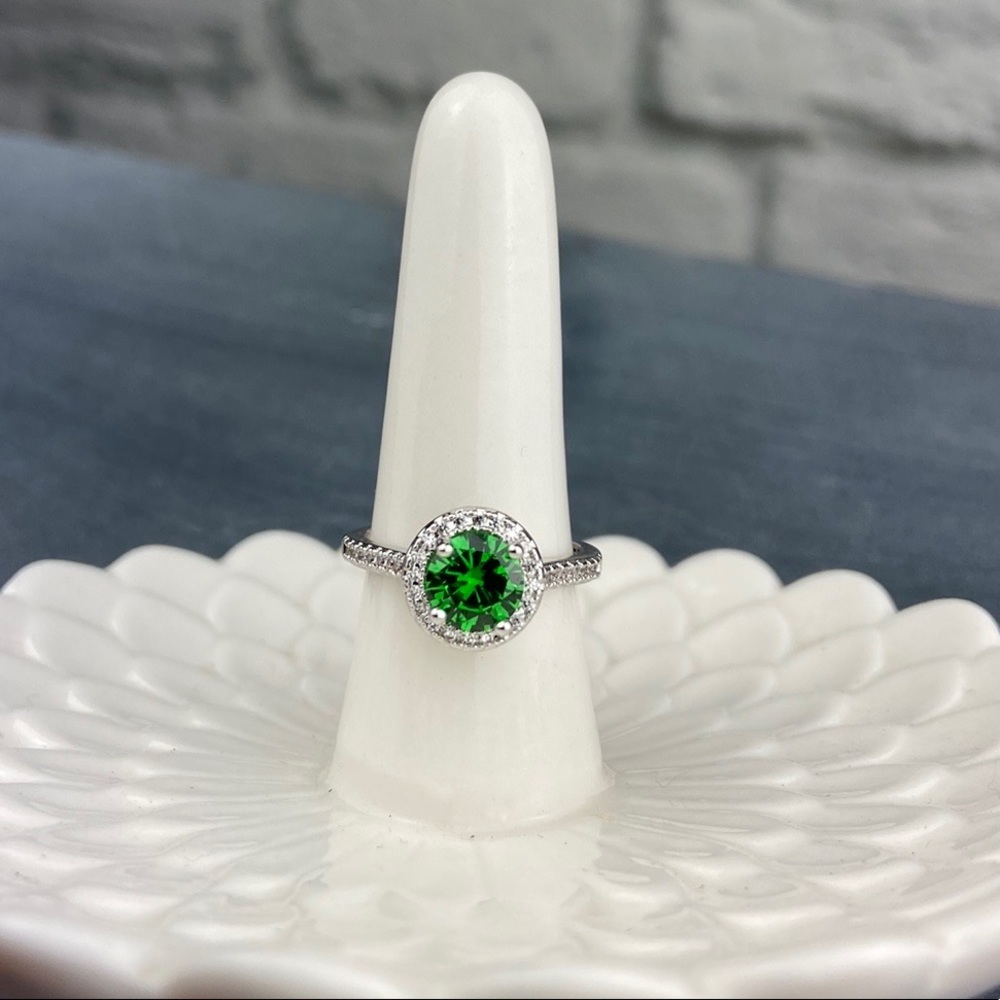 NWT Boutique Emerald Green Rhinestone Halo Formal Fashion Ring Size 6 - Picture 2 of 3